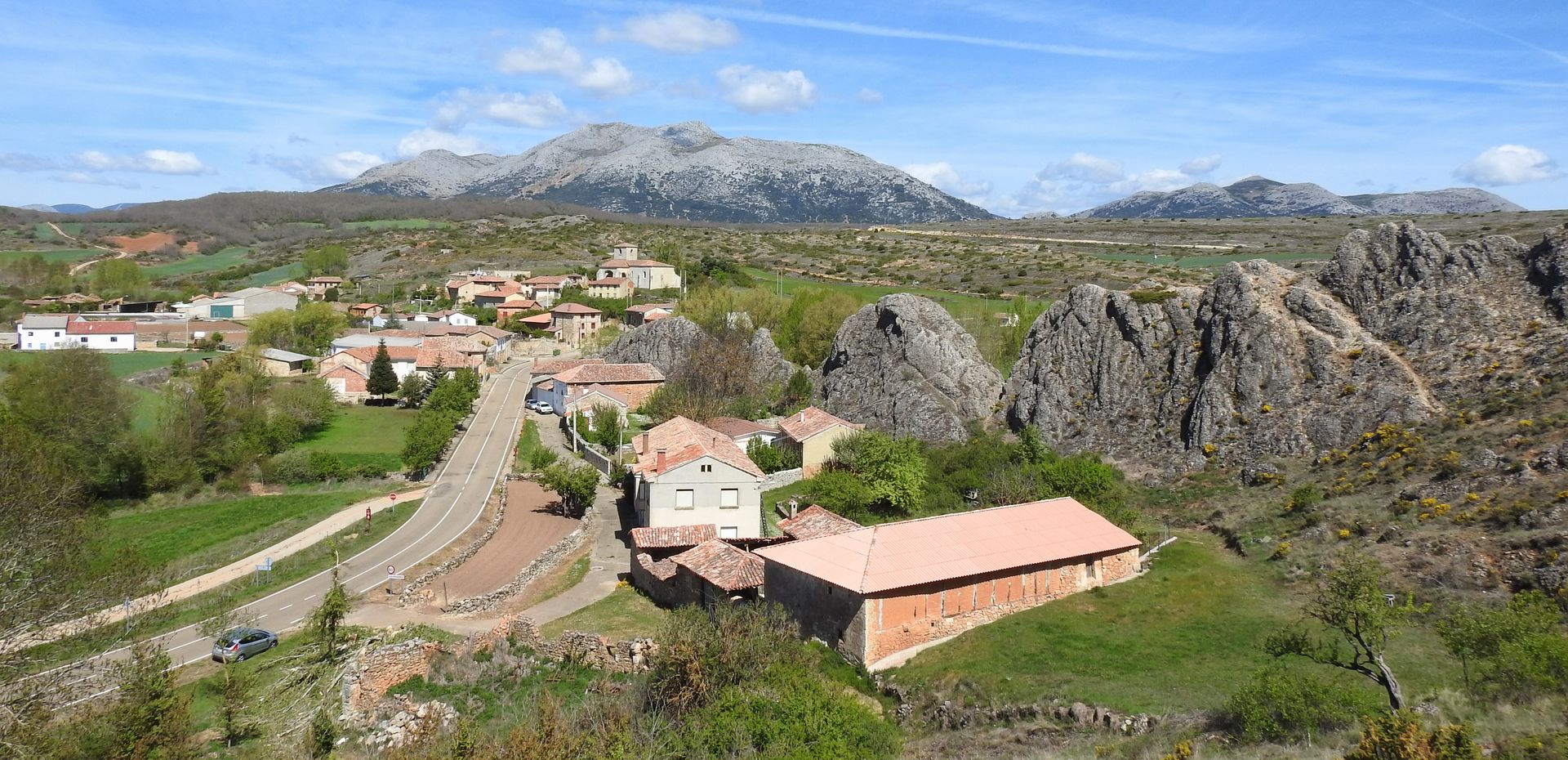 Panorámica de Colmenares de Ojeda, al fondo Sierra de la Peña