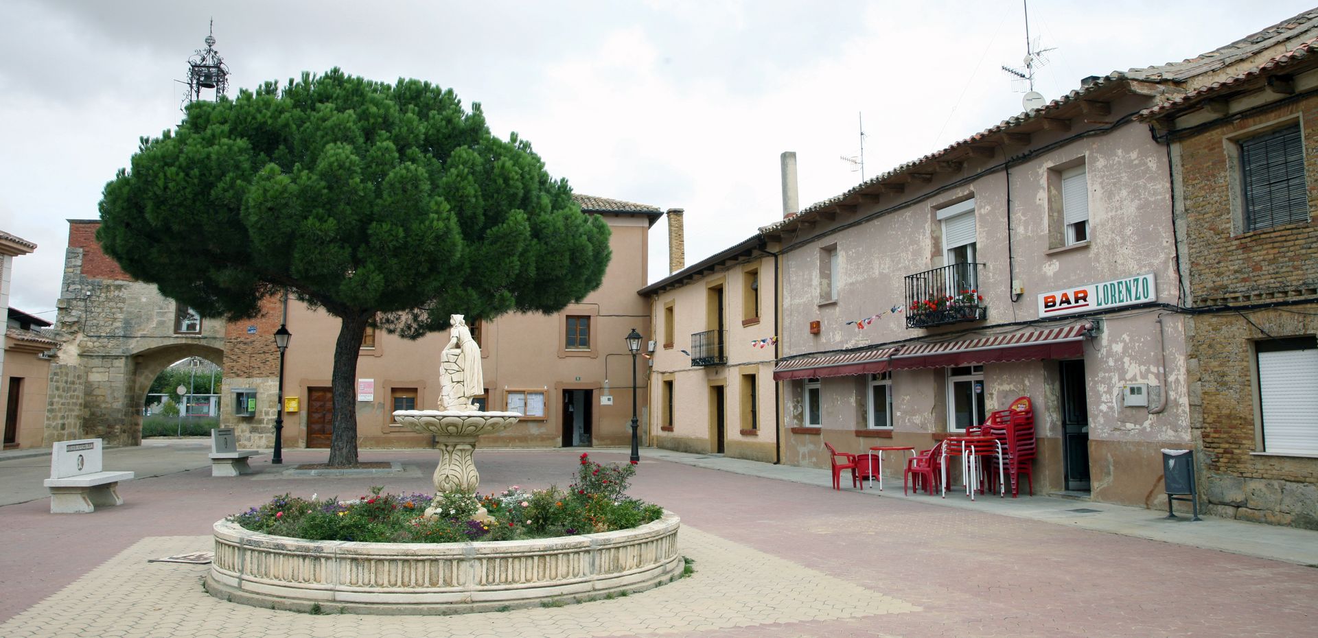 Plaza del arco de Piña de Campos