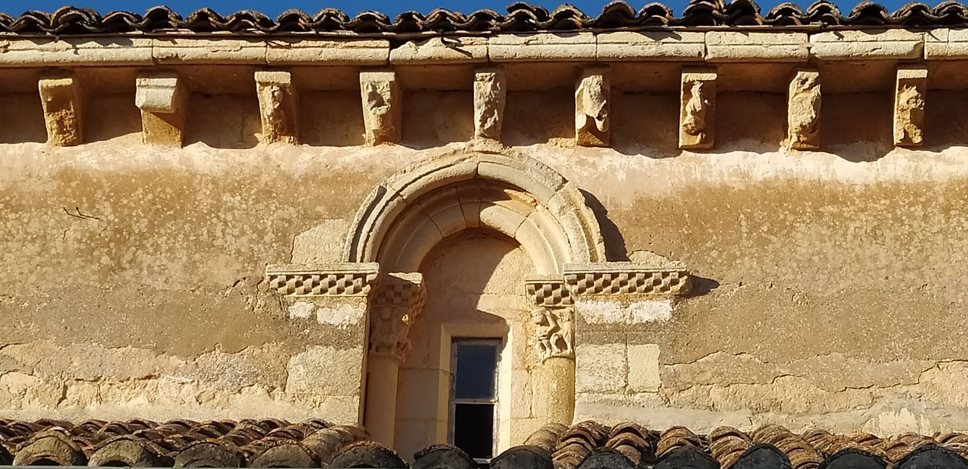 Detalle de los canecillos y ventana Iglesia de la Asunción 