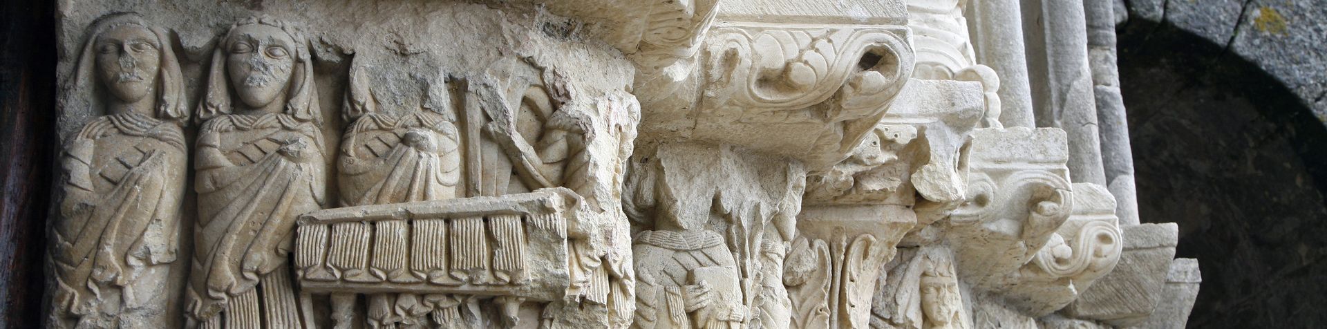 Detalle capiteles figurados Ermita de Santa Cecilia