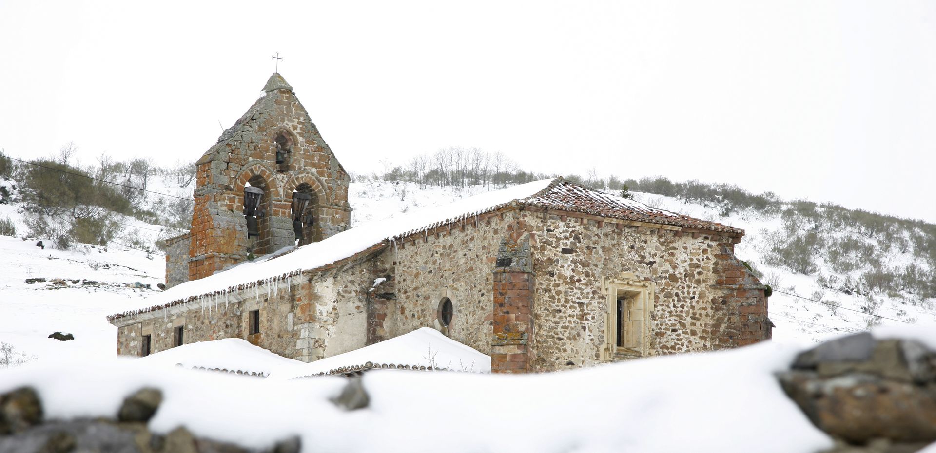Imagen nevada de la iglesia de Camasobres