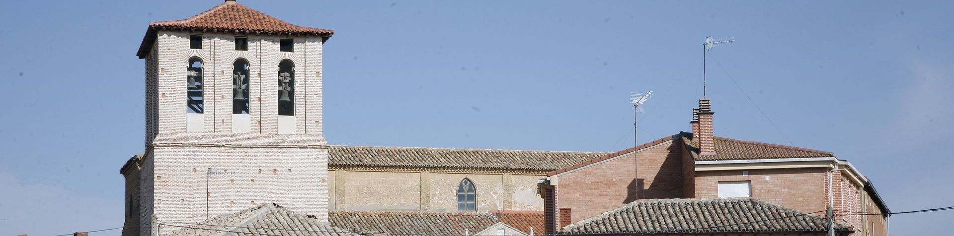 Torre campanario de la iglesia de Santa María de Villarramiel