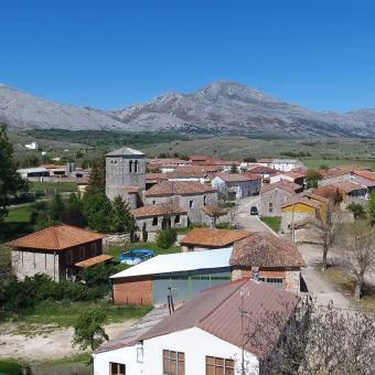 Panorámica de Tarilonte de la Peña, al fondo Peña Redonda