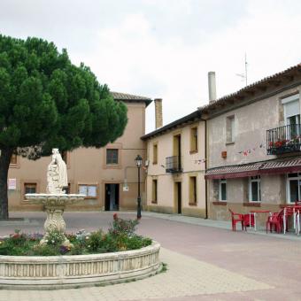 Plaza del arco de Piña de Campos