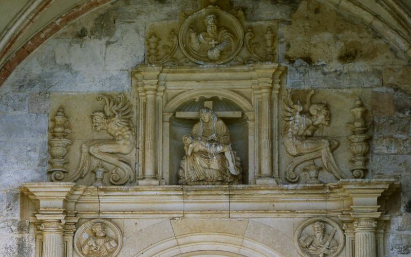 Detalle de la portada renacentista de la Iglesia de San Esteban
