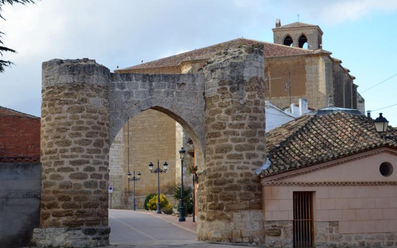 Puerta de Santa María, al fondo Iglesia de Santa Eugenia