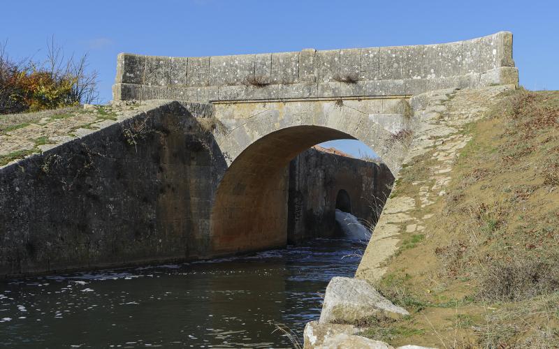 Puente sobre el Canal d a su paso por Boadilla del Camino