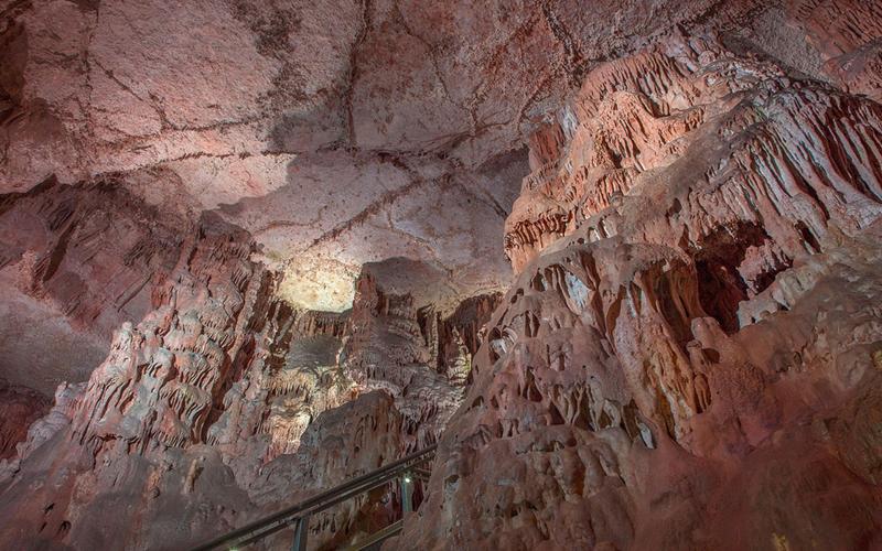 Formaciones geológicas en la Cueva de los Franceses