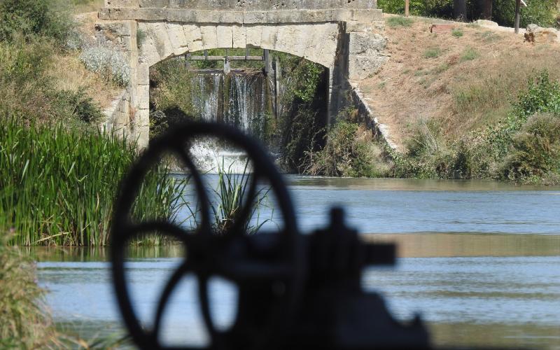 Puente y esclusa del Canal de Castilla