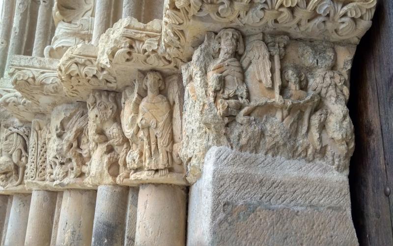 Capiteles figurados de la portada Ermita de Santa Cecilia