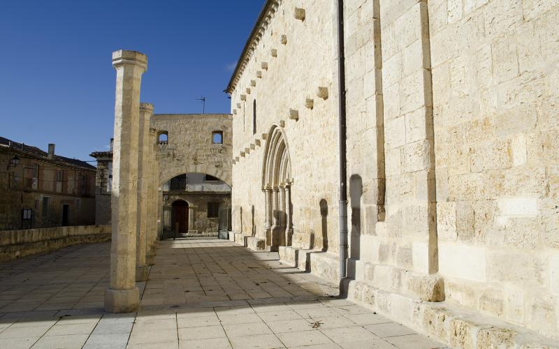 Patio de entrada de la Iglesia de Nuestra Señora de la Antigua