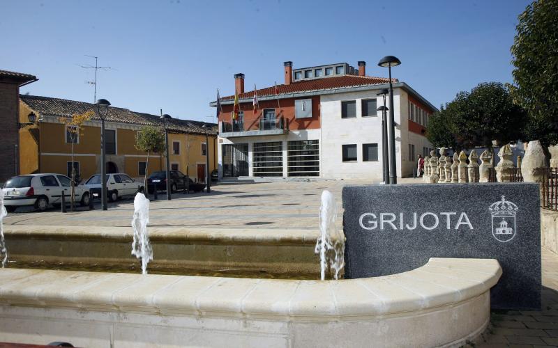 Ayuntamiento de Grijota en la Plaza Mayor del pueblo
