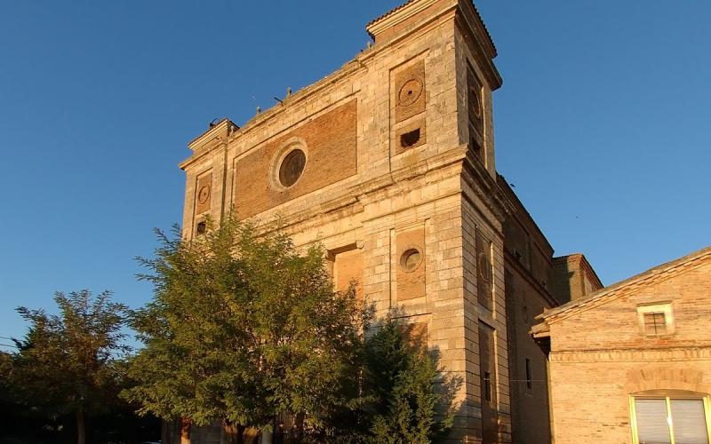 Detalle de la fachada principal de la iglesia