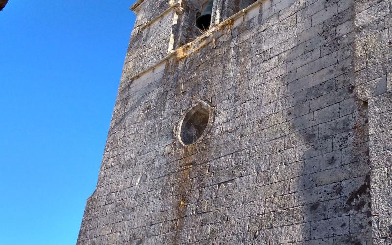 Espadaña de la iglesia con campaniles