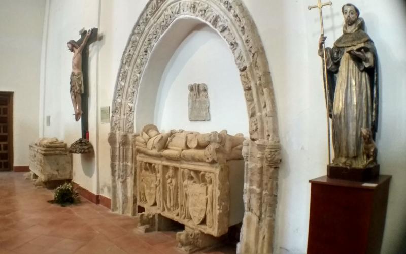 Sepulcro de Don Toribio bajo el arco original de la Iglesia Museo de San Pedro