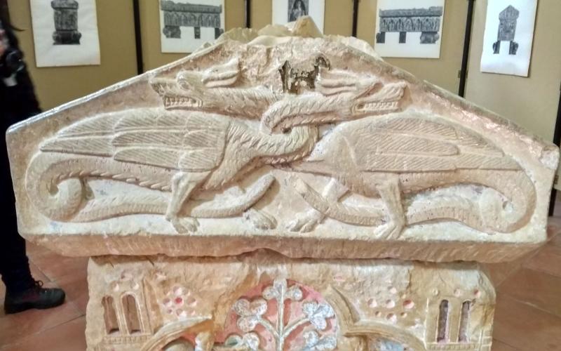 Dragones con las cabezas enlazadas del sepulcro gótico de Gonzalo Ximénez de Cisneros en la Iglesia Museo de San Pedro