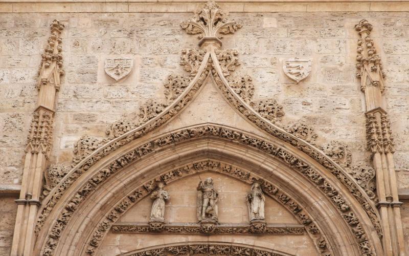Arcos de la portada y tímpano del Convento de las Claras