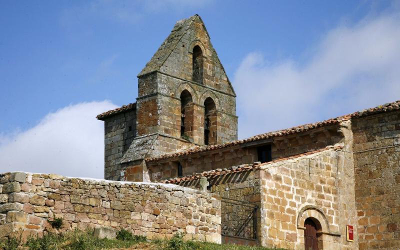 Espadaña y acceso de la iglesia de San Andrés Apóstol 