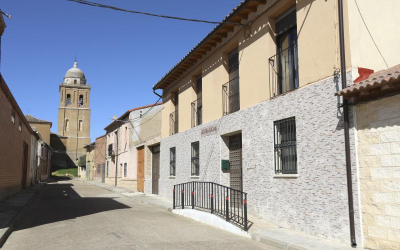 Calle de Mazuecos de Valdeginate con la Iglesia de San Miguel al fondo