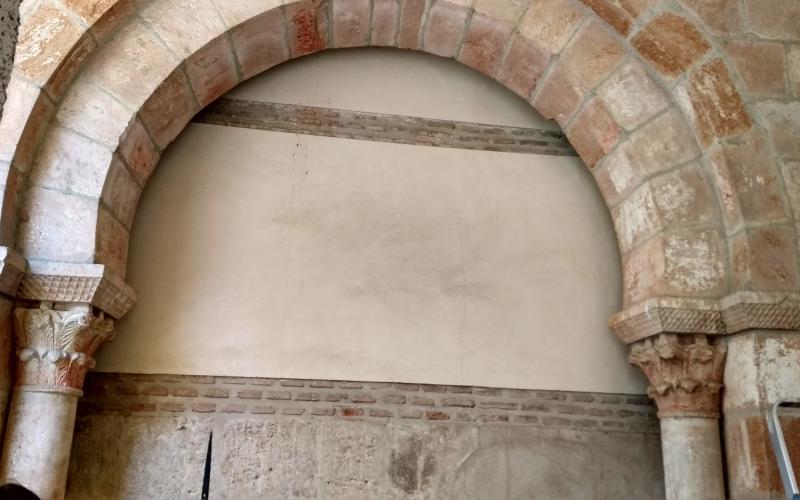 Arco de herradura de época mozárabe procedente de Quitanatello de Ojeda
