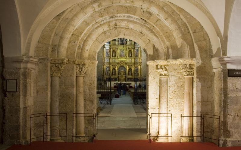 Portada románica de acceso a la iglesia de San Zoilo