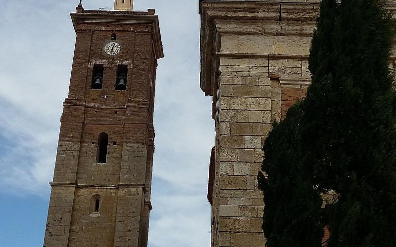 Detalle de la iglesia de Santa Eufemia y su torre exenta