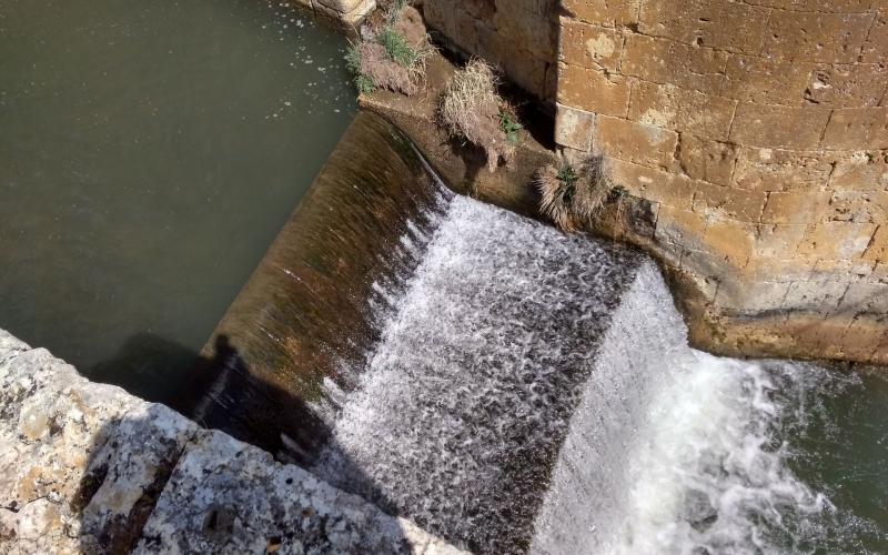 Salto de agua de las esclusas en Viñalta