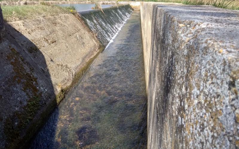 Conducto de agua al aliviadero en las esclusas de Viñalta
